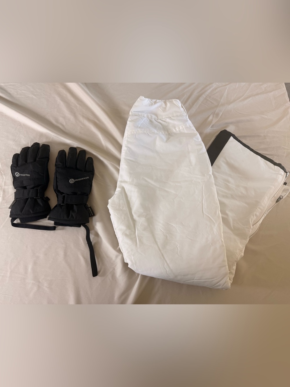Women's White snowboarding pants & snow gloves